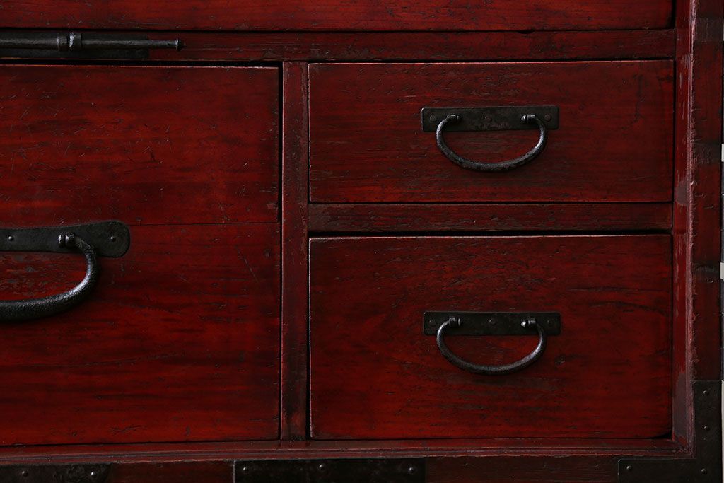 アンティーク家具　古民具・骨董　金具の立派な観音扉の古い衣装箪笥