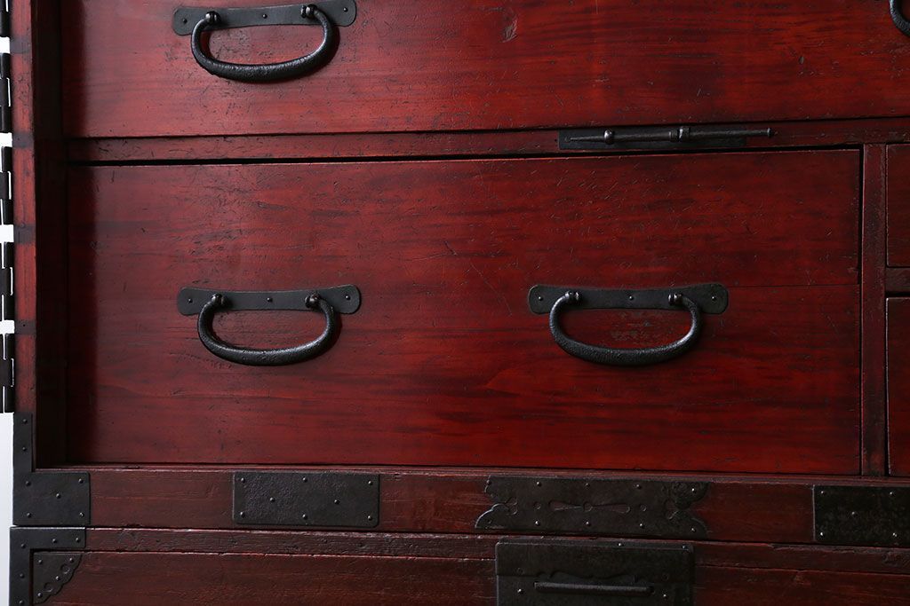 アンティーク家具　古民具・骨董　金具の立派な観音扉の古い衣装箪笥