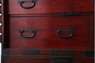 アンティーク家具　古民具・骨董　金具の立派な観音扉の古い衣装箪笥