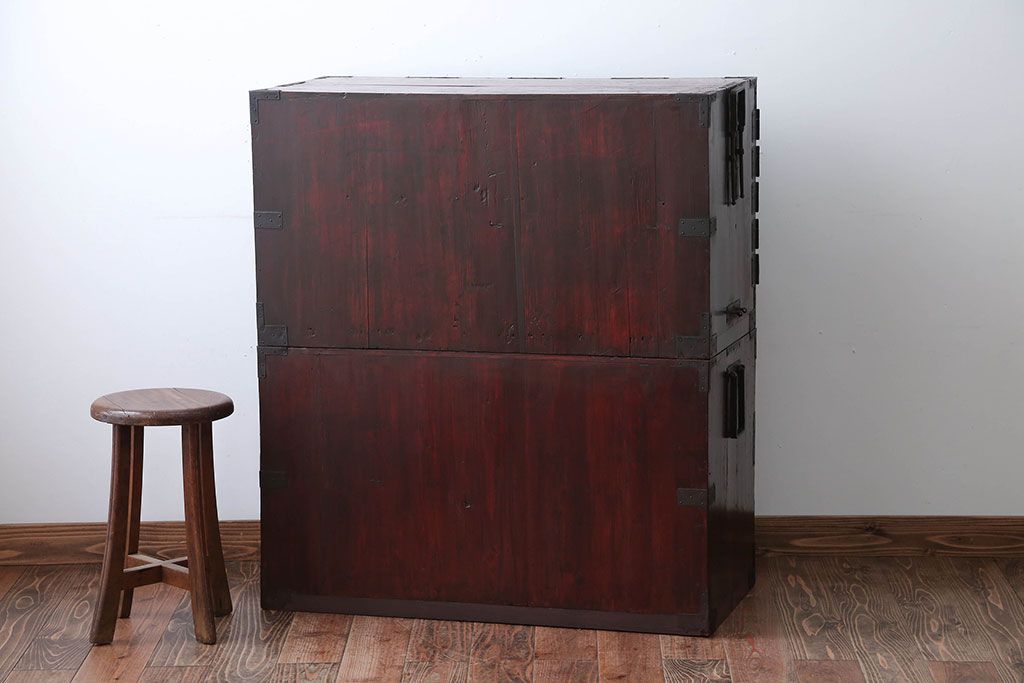 アンティーク家具　古民具・骨董　金具の立派な観音扉の古い衣装箪笥