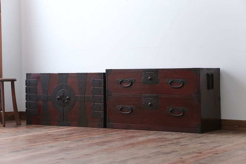 アンティーク家具　古民具・骨董　金具の立派な観音扉の古い衣装箪笥