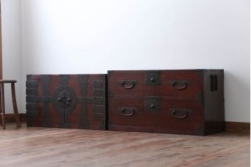 アンティーク家具　古民具・骨董　金具の立派な観音扉の古い衣装箪笥