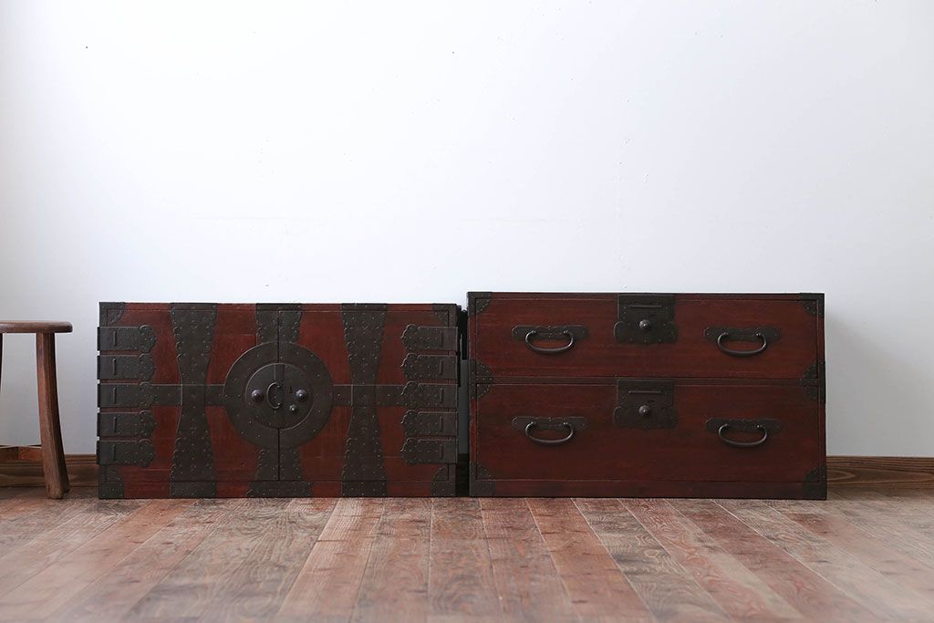 アンティーク家具　古民具・骨董　金具の立派な観音扉の古い衣装箪笥