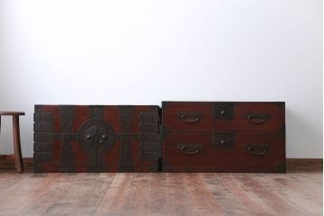 アンティーク家具　古民具・骨董　金具の立派な観音扉の古い衣装箪笥