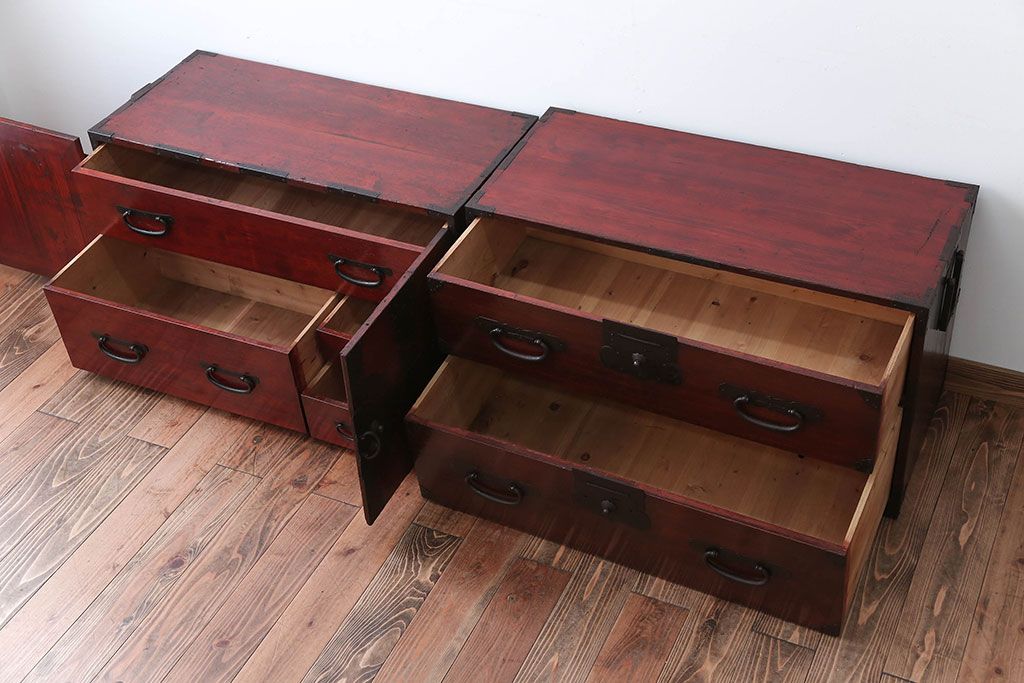 アンティーク家具　古民具・骨董　金具の立派な観音扉の古い衣装箪笥