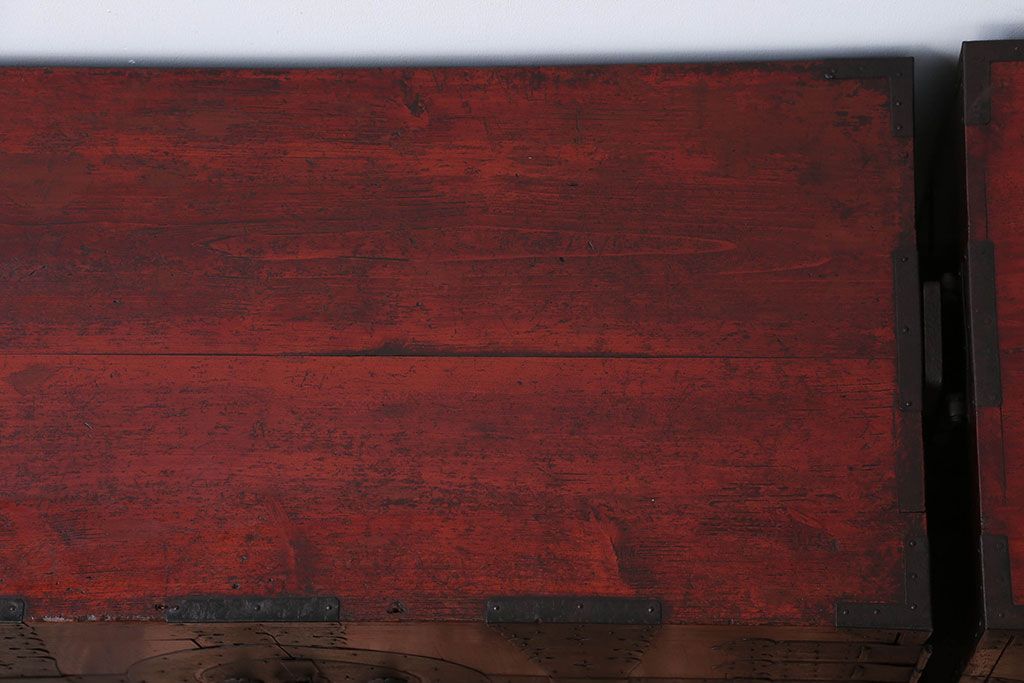 アンティーク家具　古民具・骨董　金具の立派な観音扉の古い衣装箪笥