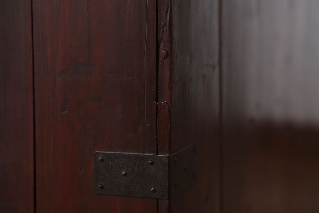 アンティーク家具　古民具・骨董　金具の立派な観音扉の古い衣装箪笥