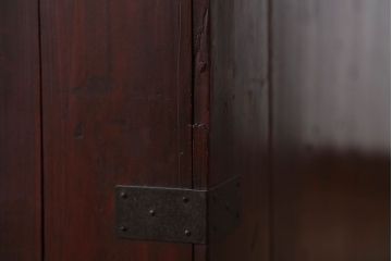 アンティーク家具　古民具・骨董　金具の立派な観音扉の古い衣装箪笥