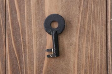 アンティーク家具　古民具・骨董　金具の立派な観音扉の古い衣装箪笥