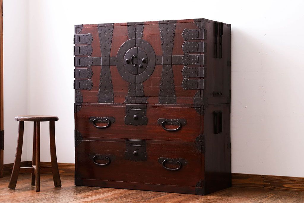 アンティーク家具　古民具・骨董　重厚な金具の観音扉付き衣装箪笥