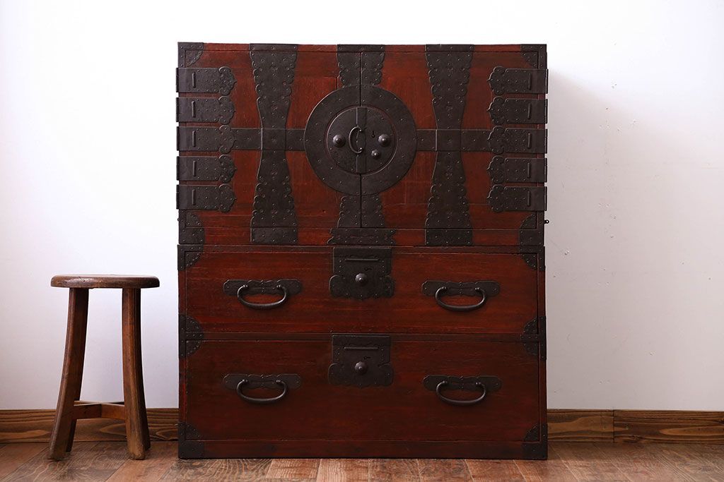 アンティーク家具　古民具・骨董　重厚な金具の観音扉付き衣装箪笥