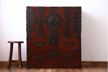 アンティーク家具　古民具・骨董　重厚な金具の観音扉付き衣装箪笥