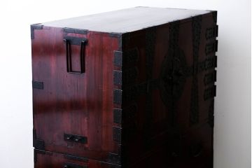 アンティーク家具　古民具・骨董　重厚な金具の観音扉付き衣装箪笥