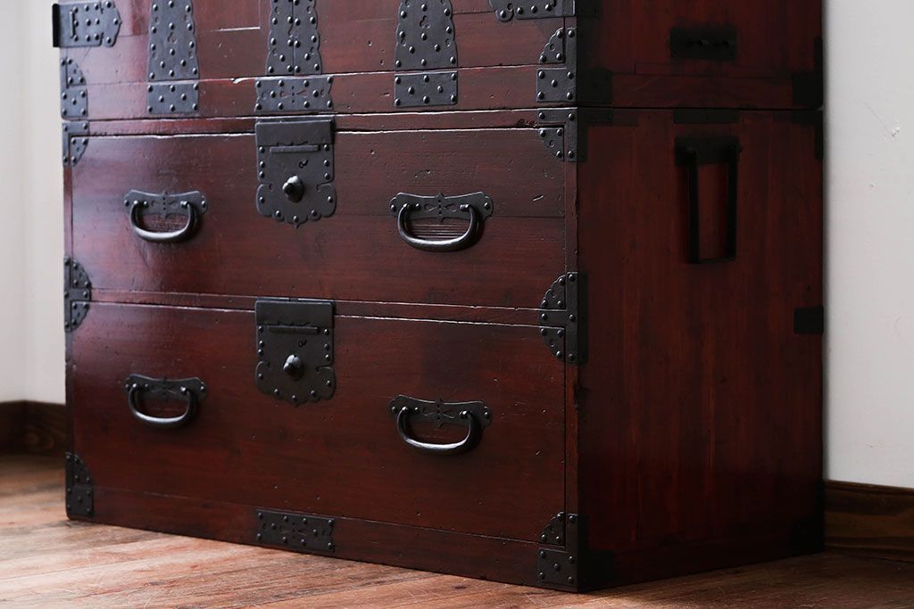 アンティーク家具　古民具・骨董　重厚な金具の観音扉付き衣装箪笥