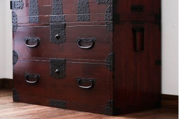 アンティーク家具　古民具・骨董　重厚な金具の観音扉付き衣装箪笥