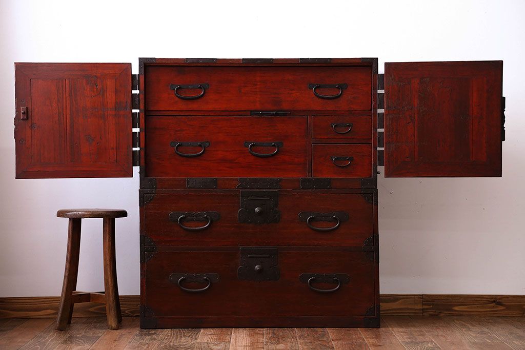 アンティーク家具　古民具・骨董　重厚な金具の観音扉付き衣装箪笥