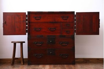 アンティーク家具　古民具・骨董　重厚な金具の観音扉付き衣装箪笥