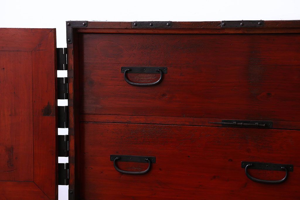 アンティーク家具　古民具・骨董　重厚な金具の観音扉付き衣装箪笥