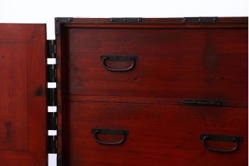 アンティーク家具　古民具・骨董　重厚な金具の観音扉付き衣装箪笥