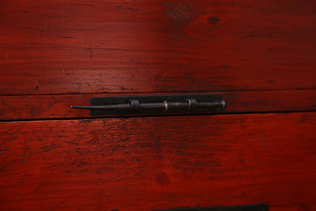 アンティーク家具　古民具・骨董　重厚な金具の観音扉付き衣装箪笥