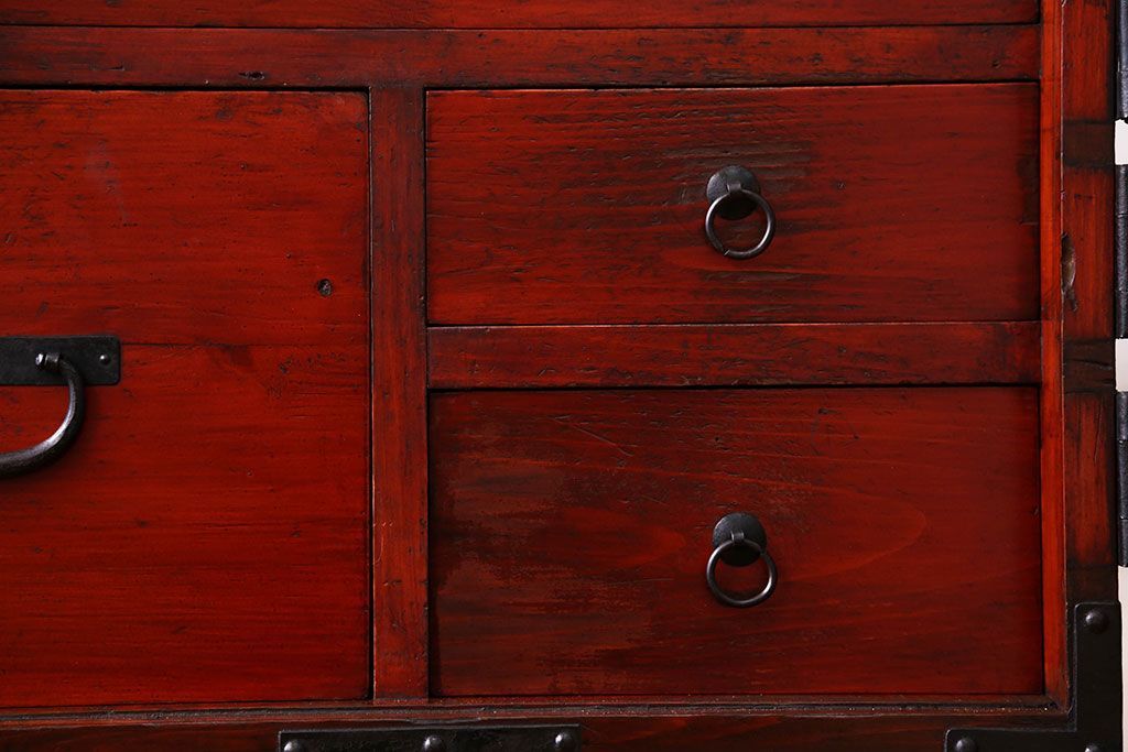 アンティーク家具　古民具・骨董　重厚な金具の観音扉付き衣装箪笥