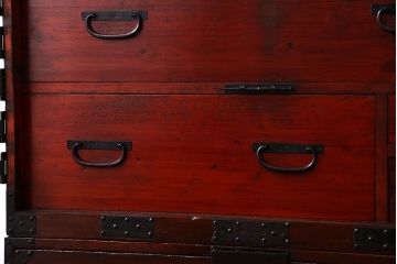 アンティーク家具　古民具・骨董　重厚な金具の観音扉付き衣装箪笥