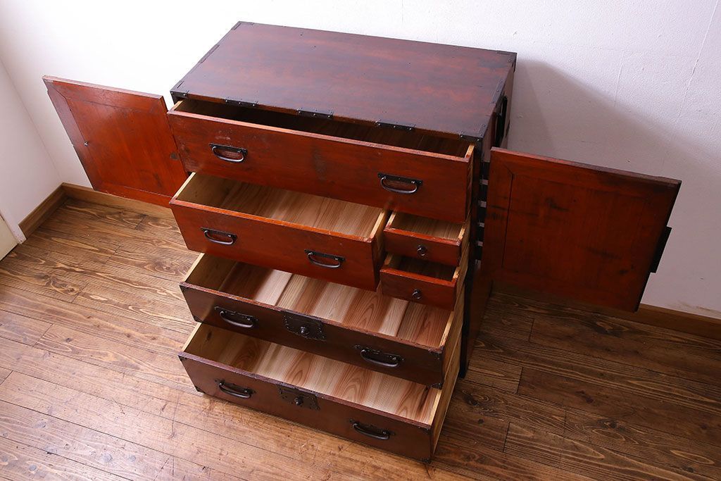 アンティーク家具　古民具・骨董　重厚な金具の観音扉付き衣装箪笥