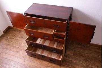 アンティーク家具　古民具・骨董　重厚な金具の観音扉付き衣装箪笥