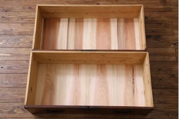 アンティーク家具　古民具・骨董　重厚な金具の観音扉付き衣装箪笥