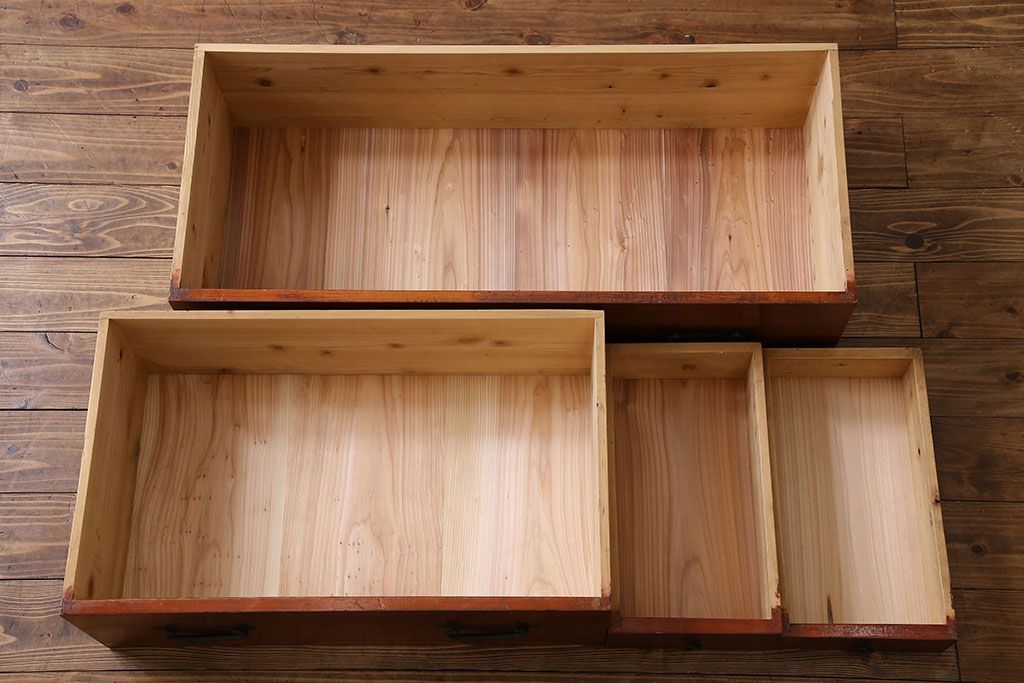 アンティーク家具　古民具・骨董　重厚な金具の観音扉付き衣装箪笥