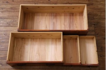 アンティーク家具　古民具・骨董　重厚な金具の観音扉付き衣装箪笥