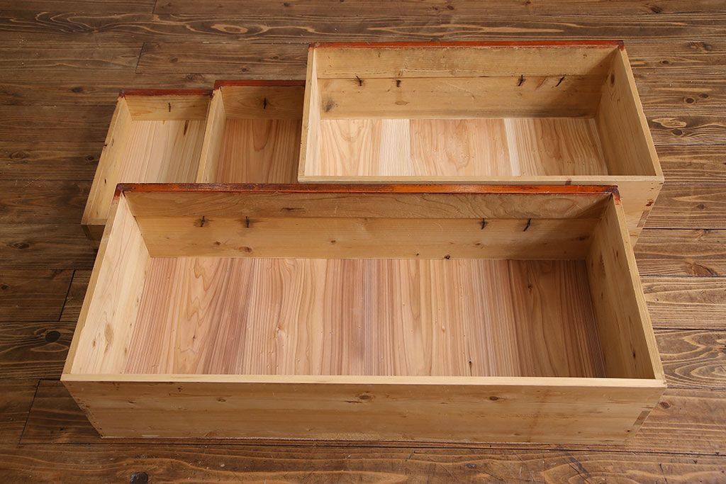 アンティーク家具　古民具・骨董　重厚な金具の観音扉付き衣装箪笥