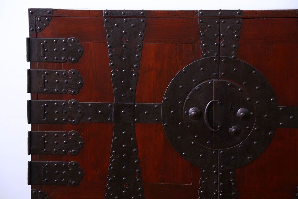 アンティーク家具　古民具・骨董　重厚な金具の観音扉付き衣装箪笥