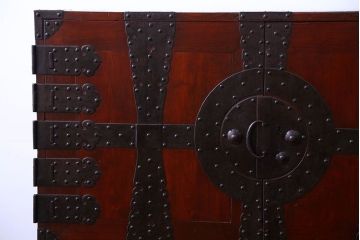 アンティーク家具　古民具・骨董　重厚な金具の観音扉付き衣装箪笥