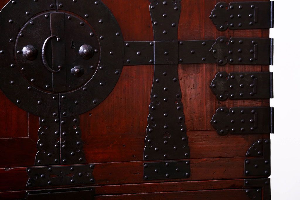 アンティーク家具　古民具・骨董　重厚な金具の観音扉付き衣装箪笥