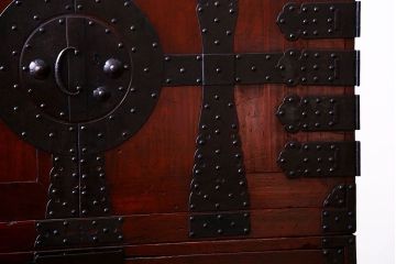 アンティーク家具　古民具・骨董　重厚な金具の観音扉付き衣装箪笥