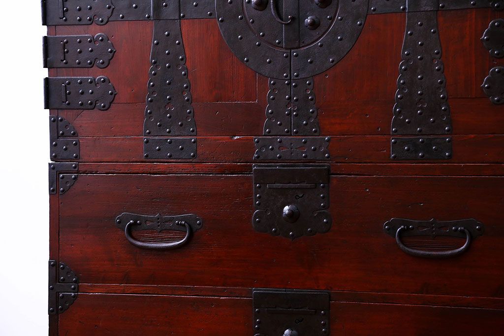 アンティーク家具　古民具・骨董　重厚な金具の観音扉付き衣装箪笥