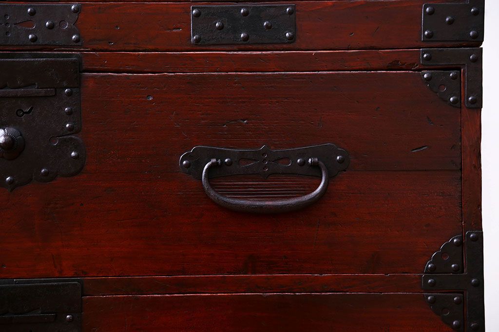 アンティーク家具　古民具・骨董　重厚な金具の観音扉付き衣装箪笥