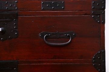 アンティーク家具　古民具・骨董　重厚な金具の観音扉付き衣装箪笥