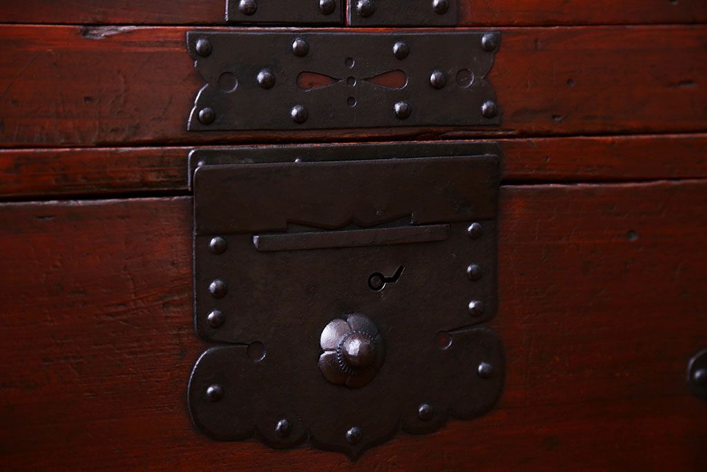 アンティーク家具　古民具・骨董　重厚な金具の観音扉付き衣装箪笥