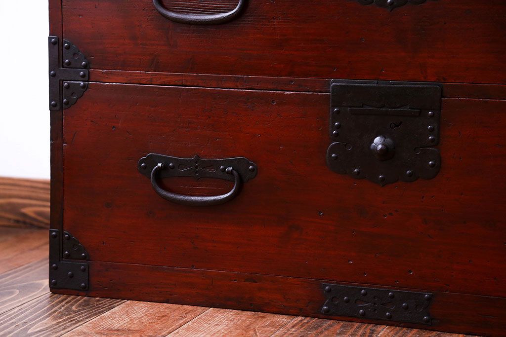 アンティーク家具　古民具・骨董　重厚な金具の観音扉付き衣装箪笥