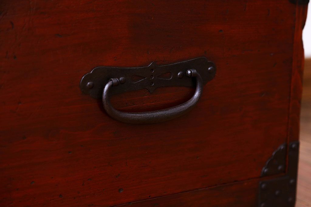 アンティーク家具　古民具・骨董　重厚な金具の観音扉付き衣装箪笥