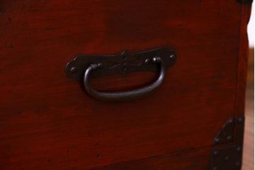 アンティーク家具　古民具・骨董　重厚な金具の観音扉付き衣装箪笥