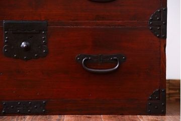 アンティーク家具　古民具・骨董　重厚な金具の観音扉付き衣装箪笥