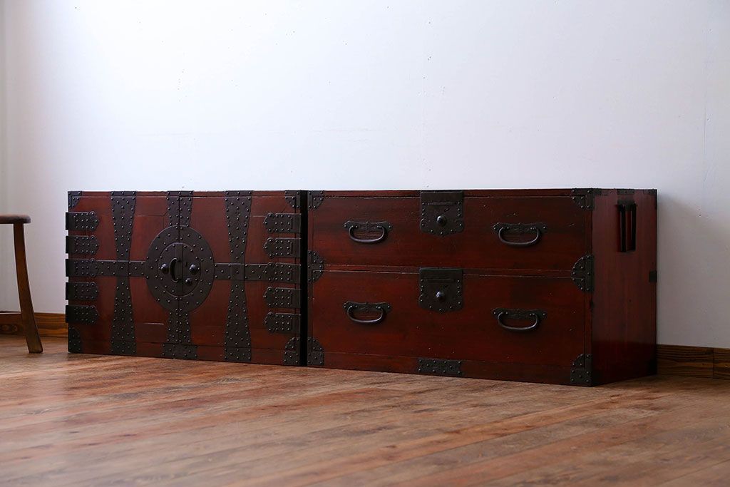 アンティーク家具　古民具・骨董　重厚な金具の観音扉付き衣装箪笥