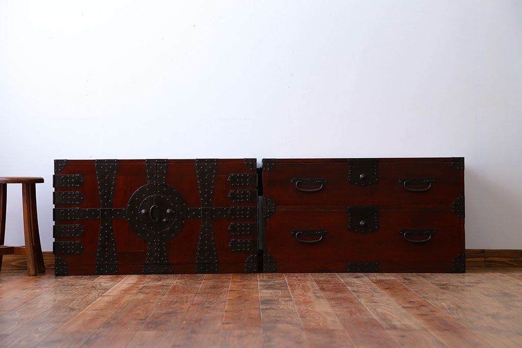 アンティーク家具　古民具・骨董　重厚な金具の観音扉付き衣装箪笥