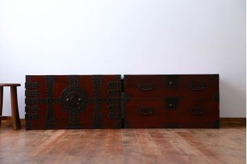 アンティーク家具　古民具・骨董　重厚な金具の観音扉付き衣装箪笥