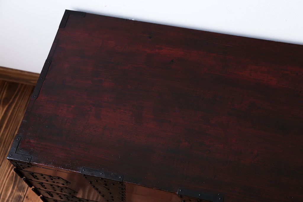 アンティーク家具　古民具・骨董　重厚な金具の観音扉付き衣装箪笥