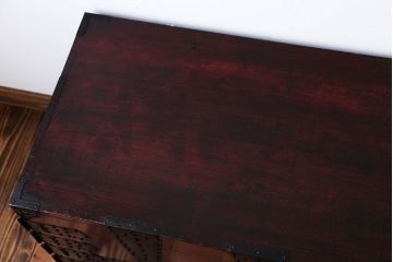 アンティーク家具　古民具・骨董　重厚な金具の観音扉付き衣装箪笥