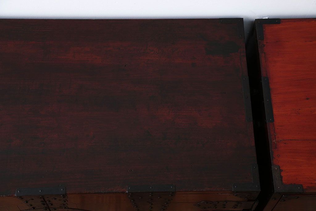 アンティーク家具　古民具・骨董　重厚な金具の観音扉付き衣装箪笥